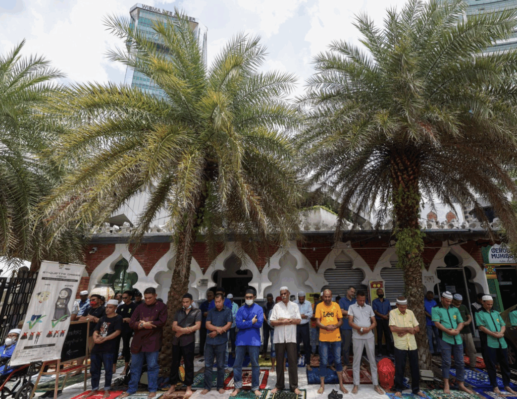solat luar masjid